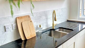Coffee/tea maker, fridge, microwave, oven