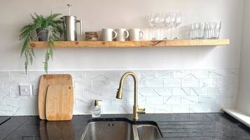 Coffee/tea maker, fridge, microwave, oven
