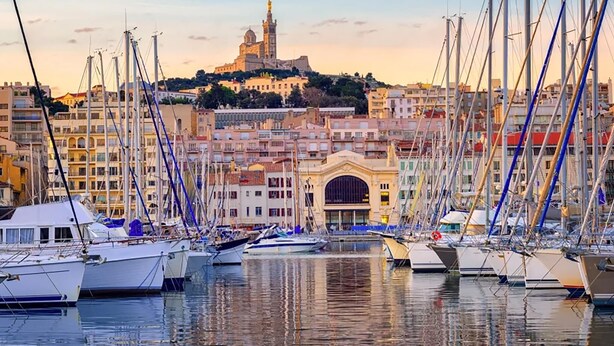 A marina with boats docked, a prominent building with a dome in the background, and a cityscape with various buildings. - Stunning apartment in Marseille with WiFi (Marseille)