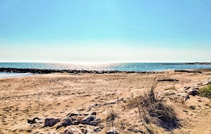 A sandy beach with a rocky shoreline and a clear sky. - 4 bedroom amazing home in Arles (Arles)