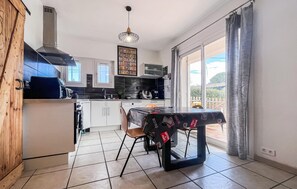 Fridge, microwave, oven, dishwasher - 4 bedroom amazing home in Arles (Arles)