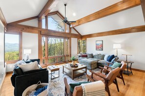 Smart TV, fireplace, table football, ping pong - Brew Trail Retreat: Hot Tub, Scenic Mountain Views, Game Rooms, Pet&Kid Friendly (Nellysford)