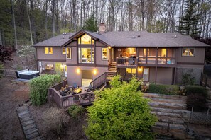 Outdoor dining - Brew Trail Retreat: Hot Tub, Scenic Mountain Views, Game Rooms, Pet&Kid Friendly (Nellysford)
