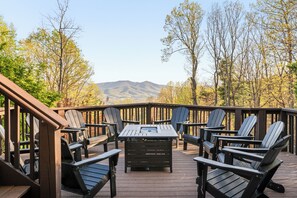 Outdoor dining - Brew Trail Retreat: Hot Tub, Scenic Mountain Views, Game Rooms, Pet&Kid Friendly (Nellysford)