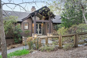 Exterior - Brew Trail Retreat: Hot Tub, Scenic Mountain Views, Game Rooms, Pet&Kid Friendly (Nellysford)