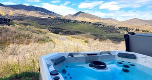 Outdoor spa tub - Perfect Summer Getaway! Recreation Meets Relaxation- Minutes to Lake! (Heber City)