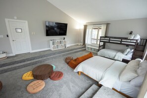 4 bedrooms, iron/ironing board, free WiFi - 3min to All Star Village, Barn, Hot Tub, Sauna, Cold Plunge 4BD4BA on 9.7 Acres (Oneonta)