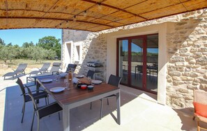 Outdoor dining - Nice home in Mazan with house a panoramic view (Mazan)