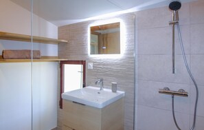 Shower, hair dryer - Nice home in Mazan with house a panoramic view (Mazan)