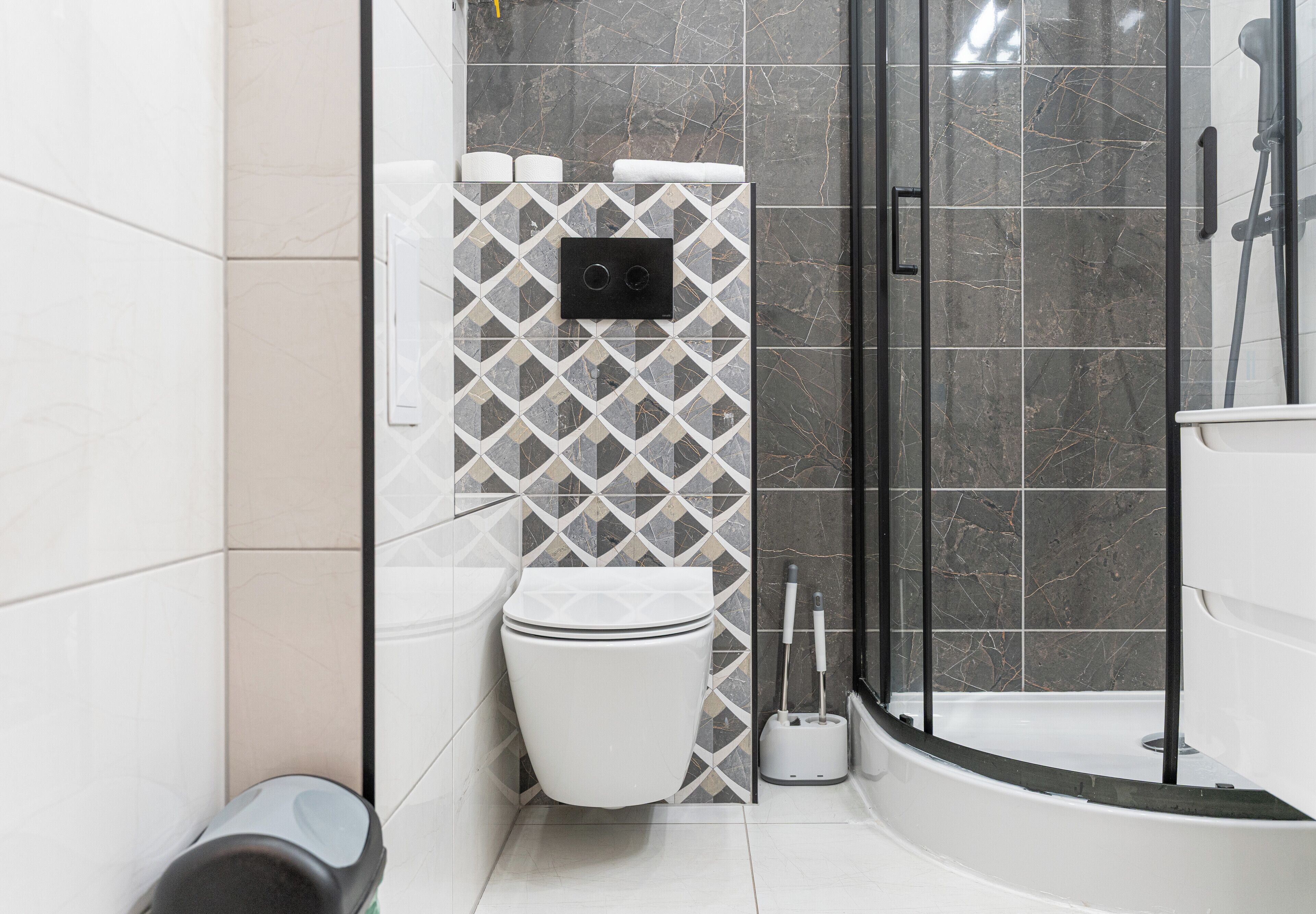 Een douche, een haardroger, handdoeken
