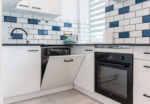 Frigorifero, forno, piano cottura, lavastoviglie