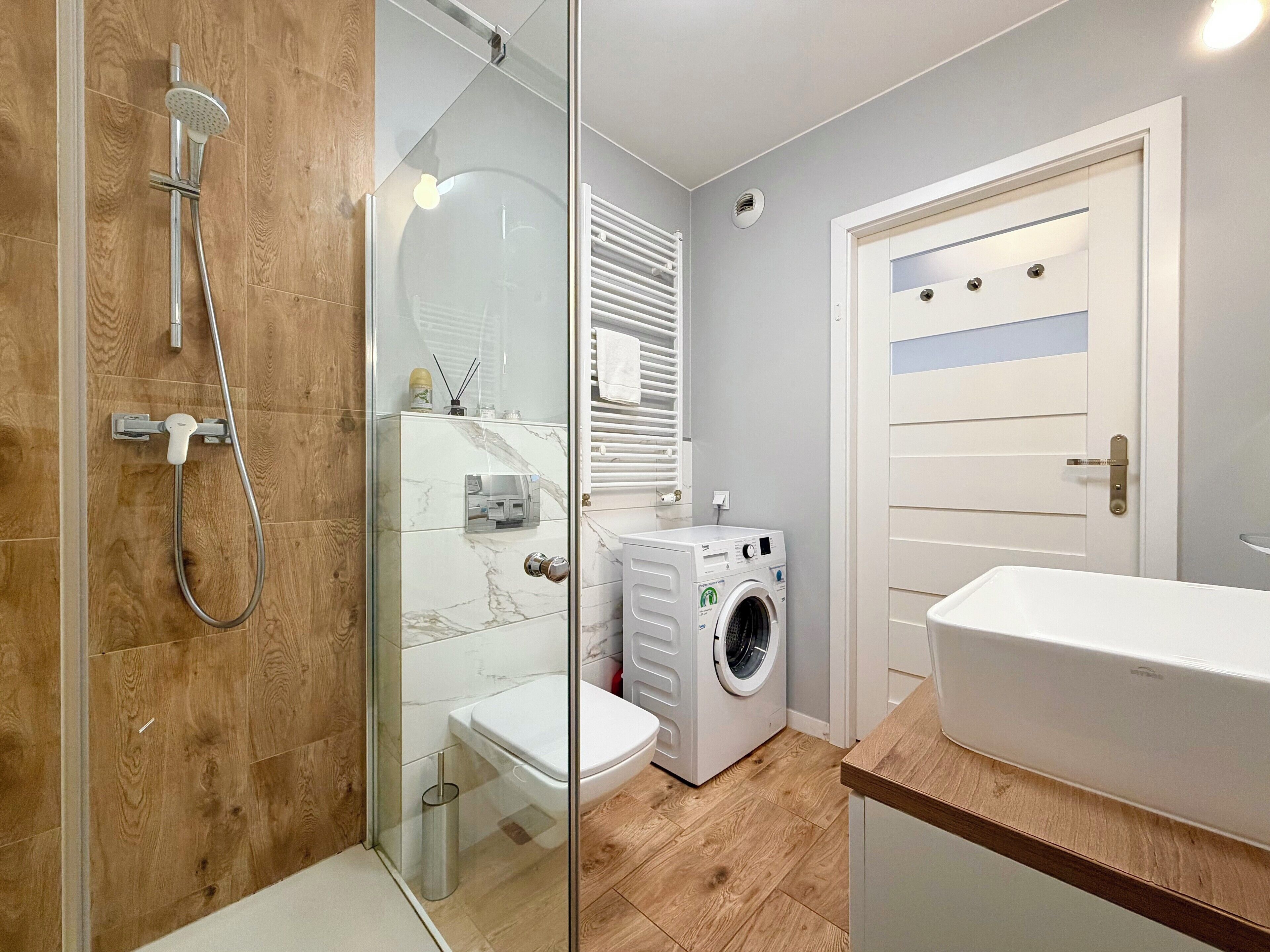 Shower, hair dryer, towels
