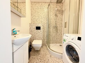 Ducha, secador de pelo y toallas