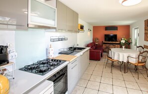 Fridge, microwave, oven, stovetop - Awesome home in Courthezon with WiFi (Courthezon)