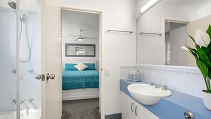 Hair dryer, towels - Ocean Breeze Unit 10, 42 King Street, Kings Beach (Kings Beach)
