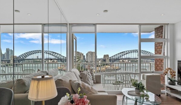 TV - KozyGuru | Iconic Panorama | Harbour Front Living (Lavender Bay)