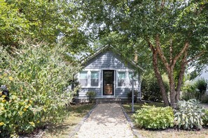 Exterior - Cozy Southold Beach Cottage. Walk To Beach And Town! (Southold)
