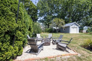 Property grounds - Cozy Southold Beach Cottage. Walk To Beach And Town! (Southold)