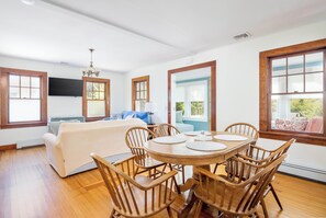 Dining - Cozy Southold Beach Cottage. Walk To Beach And Town! (Southold)