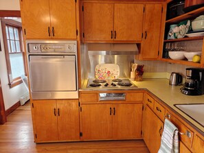 Private kitchen - Cozy Southold Beach Cottage. Walk To Beach And Town! (Southold)