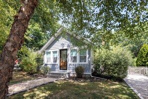 Exterior - Cozy Southold Beach Cottage. Walk To Beach And Town! (Southold)