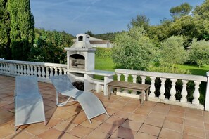 Terrace/patio - La Maison du Néflier - Avec Piscine Privée (Tavernes)