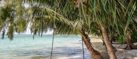 Sur la plage, sable blanc, chaise longue, serviettes de plage