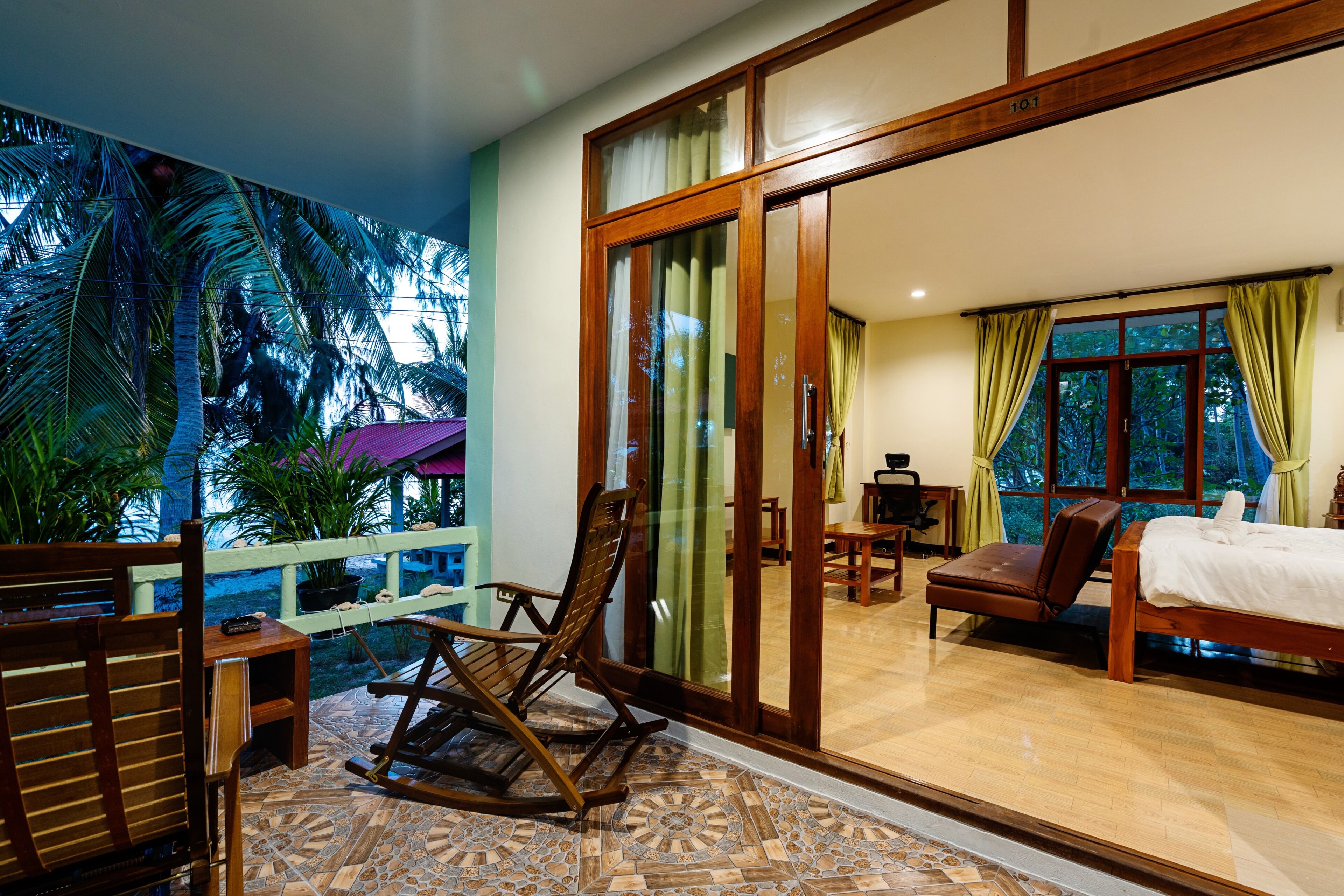 Bungalow Khas, pemandangan samudra, menghadap pantai | Teras/patio