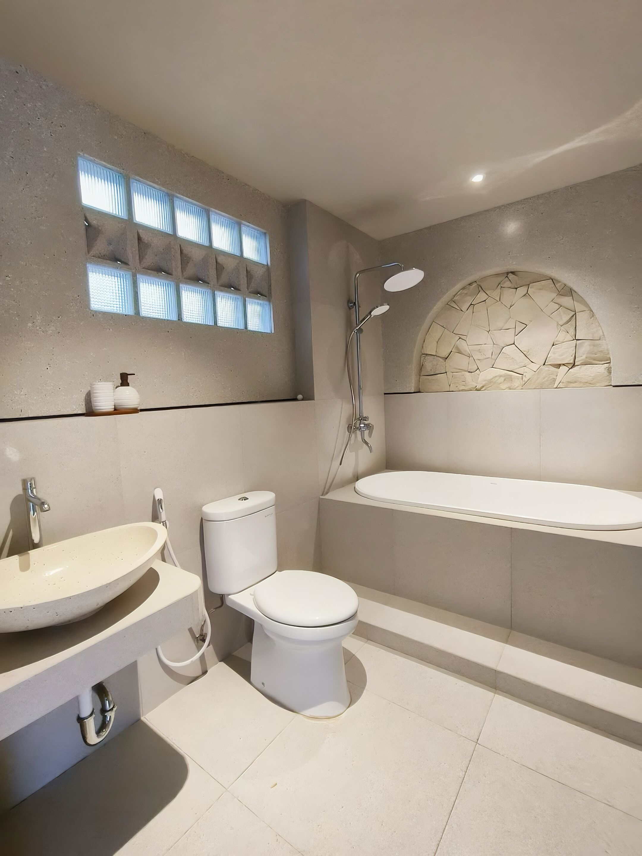 Basic Villa, Courtyard View | Bathroom | Combined shower/bathtub, free toiletries, towels, soap