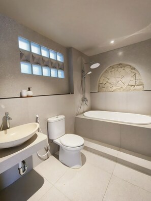 Basic Villa, Courtyard View | Bathroom | Combined shower/bathtub, free toiletries, towels, soap - Aruna Hills (Ungasan)