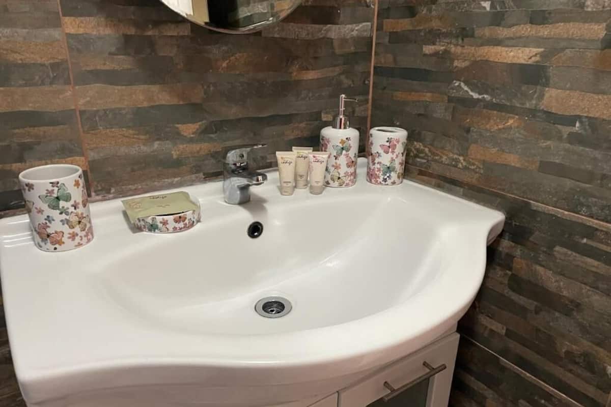 Family Room, Balcony, Harbour View | Bathroom