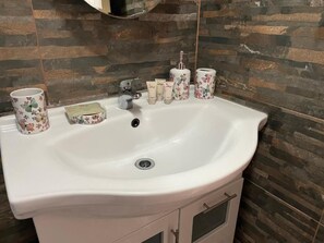 Familjerum - balkong - utsikt mot hamnen | Badrum