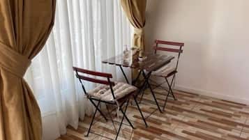 Rom – classic, hageutsikt | Spiseområde