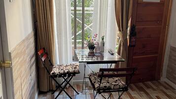 Habitación clásica, vista al jardín | Escritorio, espacio para trabajar con laptop y wifi gratis
