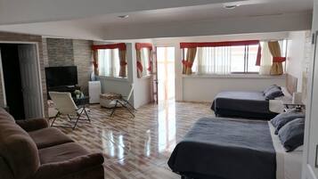 Habitación familiar, balcón, vista al puerto | Baño | Regadera, toallas, jabón, shampoo