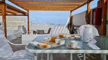 Family Room, Balcony, Harbor View | Outdoor dining