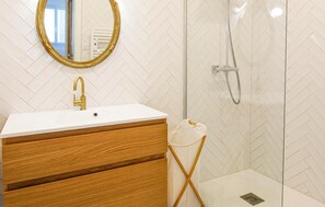 Shower, hair dryer - Beach front home in LES SABLES D'OLONNE with WiFi (LES SABLES D'OLONNE)