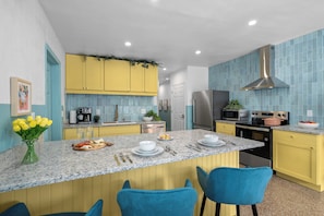 Fridge, microwave, oven, stovetop - The Palm - Stylish 5min Downtown Orlando (Orlando)