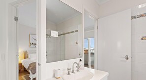 Shower, hair dryer, towels, shampoo - Coastal Balcony Seaview Family Home (Cape Woolamai)