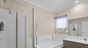 Shower, hair dryer, towels, shampoo - 2 Story Townhouse in Cowes (Cowes)