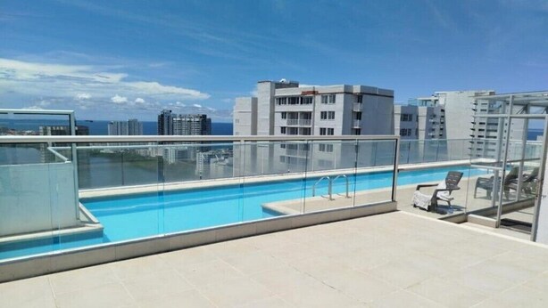 Une piscine sur le toit offrant une vue dégagée sur les gratte-ciel de la ville.