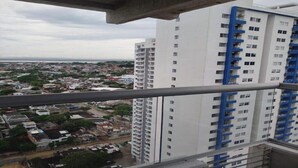 Un immeuble de grande hauteur, doté de nombreux étages, de balcons et offrant une vue sur le paysage urbain.