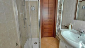 Shower, hair dryer, bidet, towels - La Rondinara - Two Bedroom Apartment, Sleeps 5 (Olmedo)