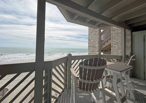 Outdoor dining - Maritime Place A5 - Oceanfront in Garden City Beach (Garden City Beach)