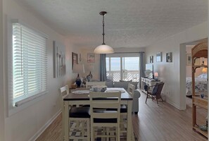 Dining - Maritime Place A5 - Oceanfront in Garden City Beach (Garden City Beach)