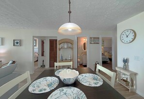 Dining - Maritime Place A5 - Oceanfront in Garden City Beach (Garden City Beach)