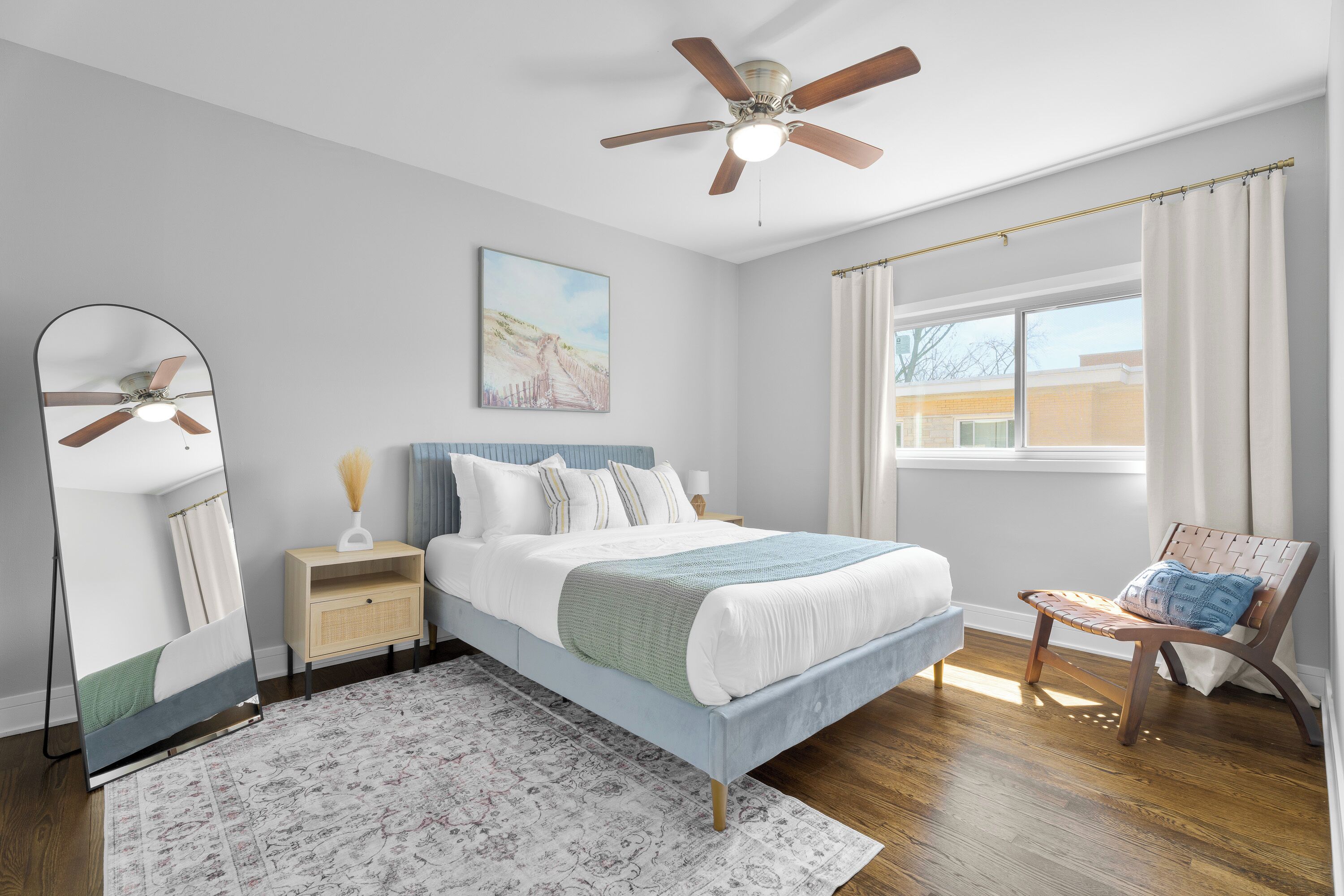 4 habitaciones, tabla de planchar con plancha y cuna de viaje 