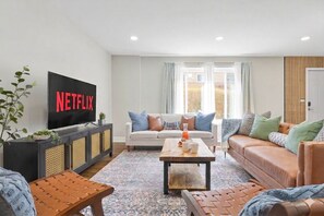 Smart TV - Spacious 4BR near Northwestern with King Beds (Evanston)