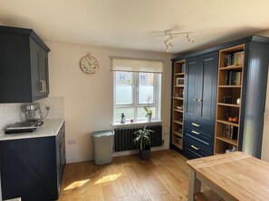 Fridge, microwave, oven, stovetop - Entire Home. 3 bedroom house in Edinburgh suburb (Edinburgh)