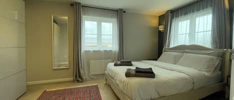 3 bedrooms, desk, iron/ironing board, free WiFi
